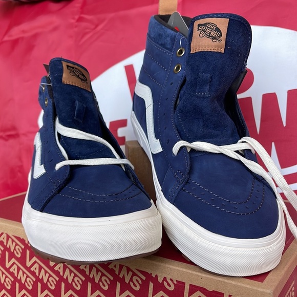 Vans Men’s Sk8-Hi Mte-1
Dress Blues/Nubuck
VN0A5HZYA07
boots - sneakers - Picture 7 of 16